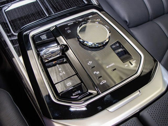 2025 BMW 7 Series 750e - Photo 20