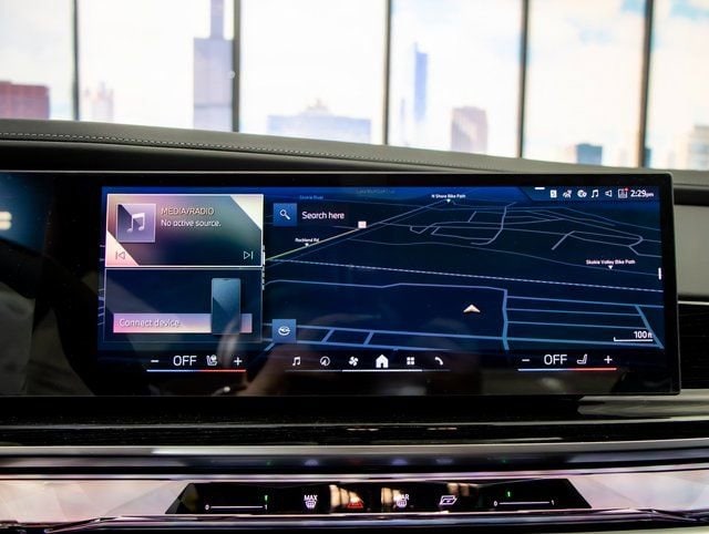 2025 BMW 7 Series 750e - Photo 19