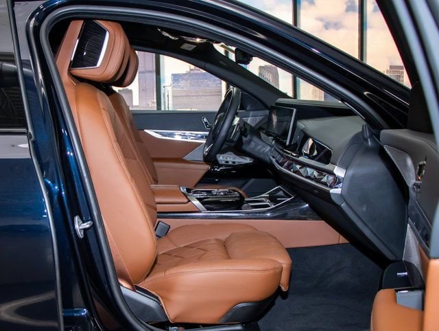 2025 BMW 7 Series 750e - Photo 22
