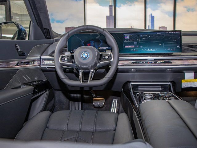 2025 BMW 7 Series 750e - Photo 17