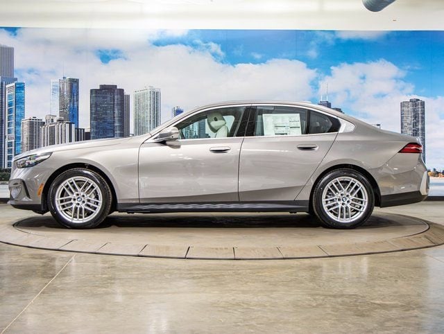 2025 BMW 5 Series 530i - Photo 6