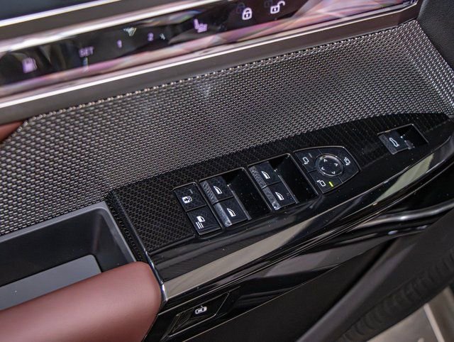 2026 BMW 7 Series 750e - Photo 14