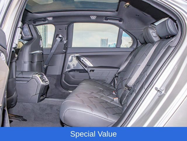 2025 BMW i7 60 - Photo 23
