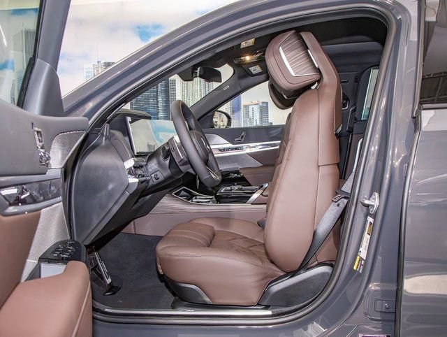2026 BMW 7 Series 750e - Photo 20