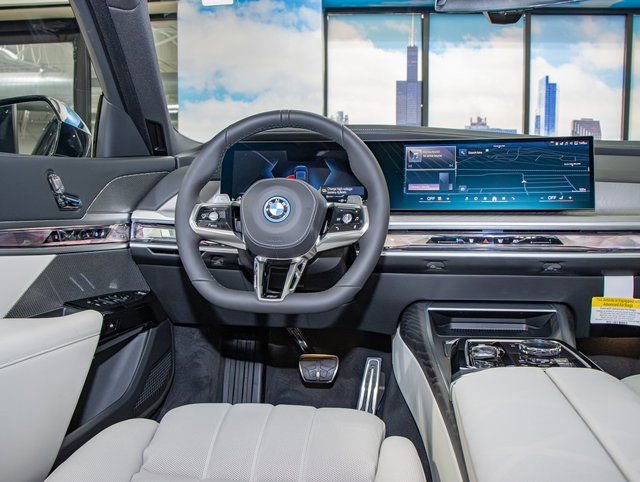 2025 BMW 7 Series 750e - Photo 17