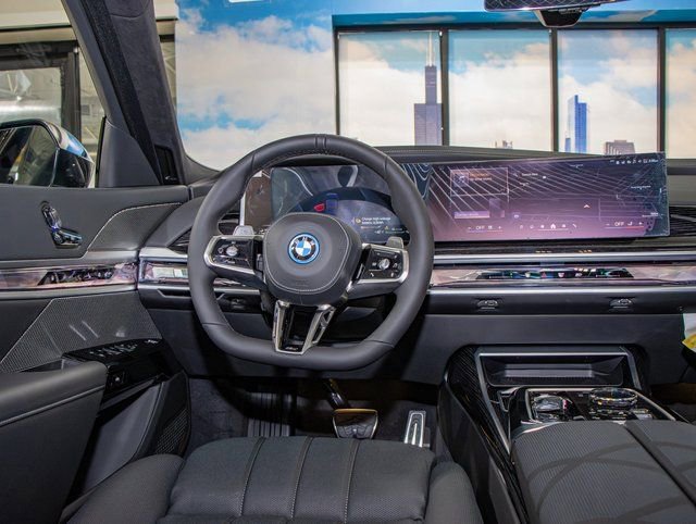 2025 BMW 7 Series 750e - Photo 17