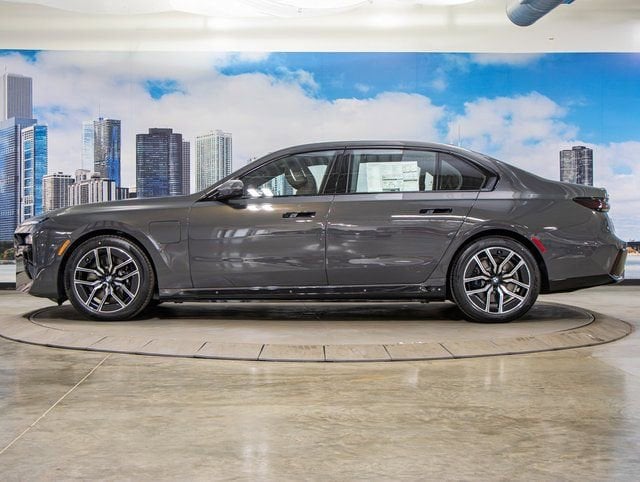 2026 BMW 7 Series 750e - Photo 6
