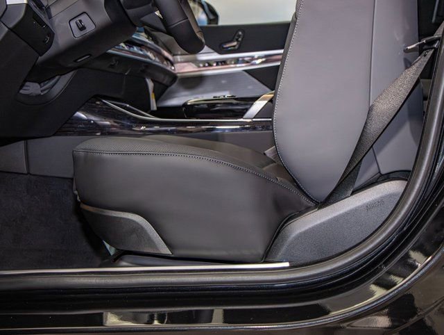 2025 BMW 7 Series 750e - Photo 16