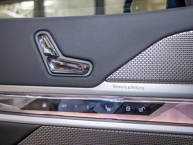 2025 BMW 7 Series 750e - Photo 14