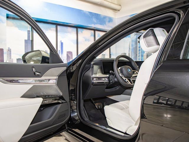 2025 BMW 7 Series 750e - Photo 13