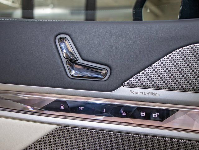 2025 BMW 7 Series 750e - Photo 14
