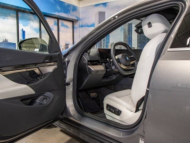 2025 BMW 5 Series 530i - Photo 13