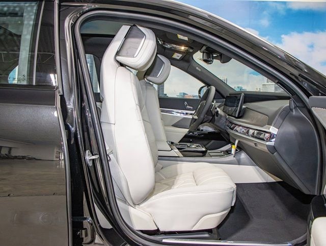 2025 BMW 7 Series 750e - Photo 22