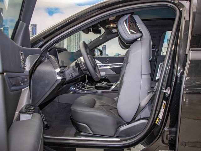 2025 BMW 7 Series 750e - Photo 21