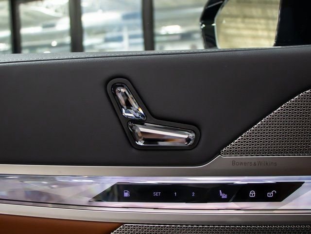 2025 BMW 7 Series 750e - Photo 14