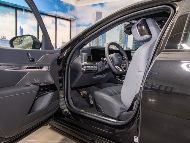 2025 BMW 7 Series 750e - Photo 13