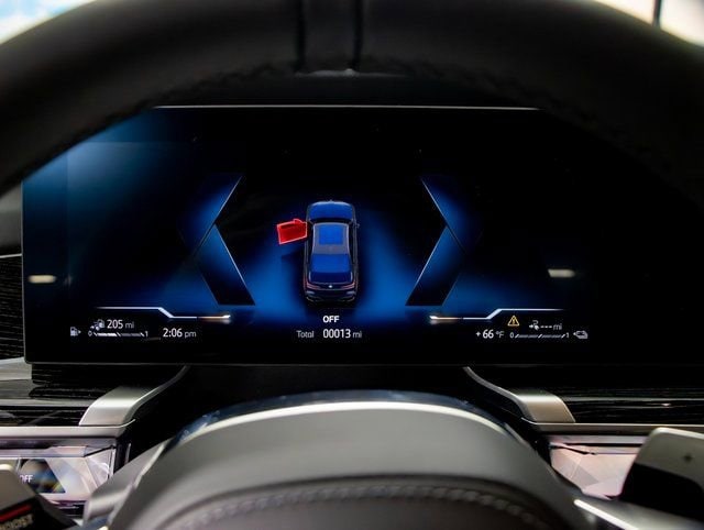 2025 BMW 7 Series 750e - Photo 18