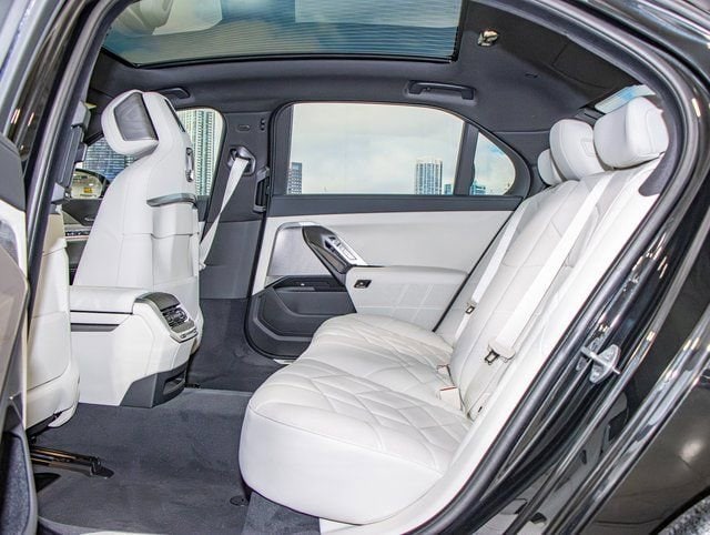 2025 BMW 7 Series 750e - Photo 23