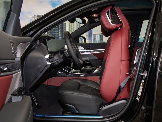 2025 BMW 7 Series 740i - Photo 21