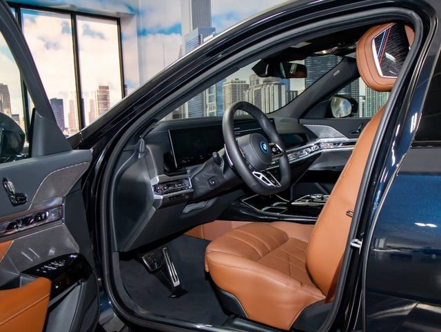 2025 BMW 7 Series 750e - Photo 13