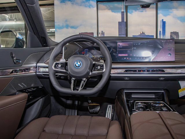2026 BMW 7 Series 750e - Photo 16