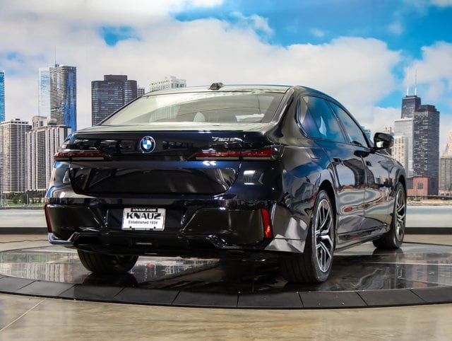 2025 BMW 7 Series 750e - Photo 8