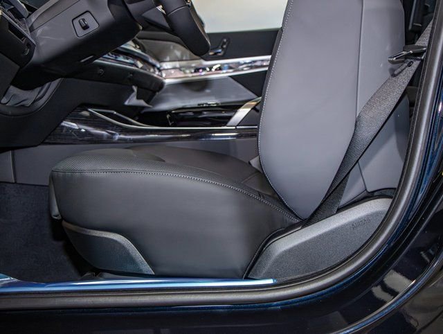 2025 BMW 7 Series 750e - Photo 16