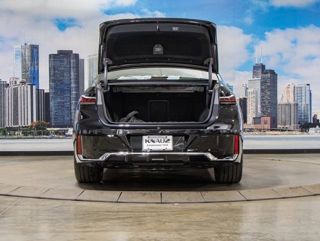 2025 BMW 7 Series 750e - Photo 12