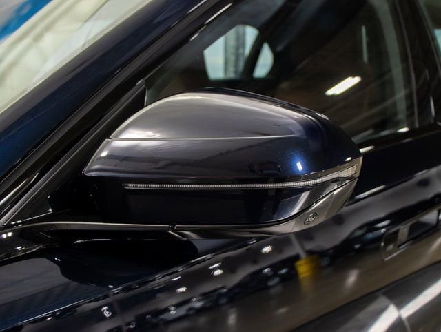 2025 BMW 7 Series 750e - Photo 10