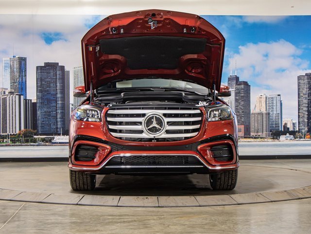 2025 Mercedes Benz GLS 450 4MATIC photo 2