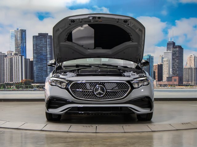 2025 Mercedes Benz E 350 4MATIC photo 4