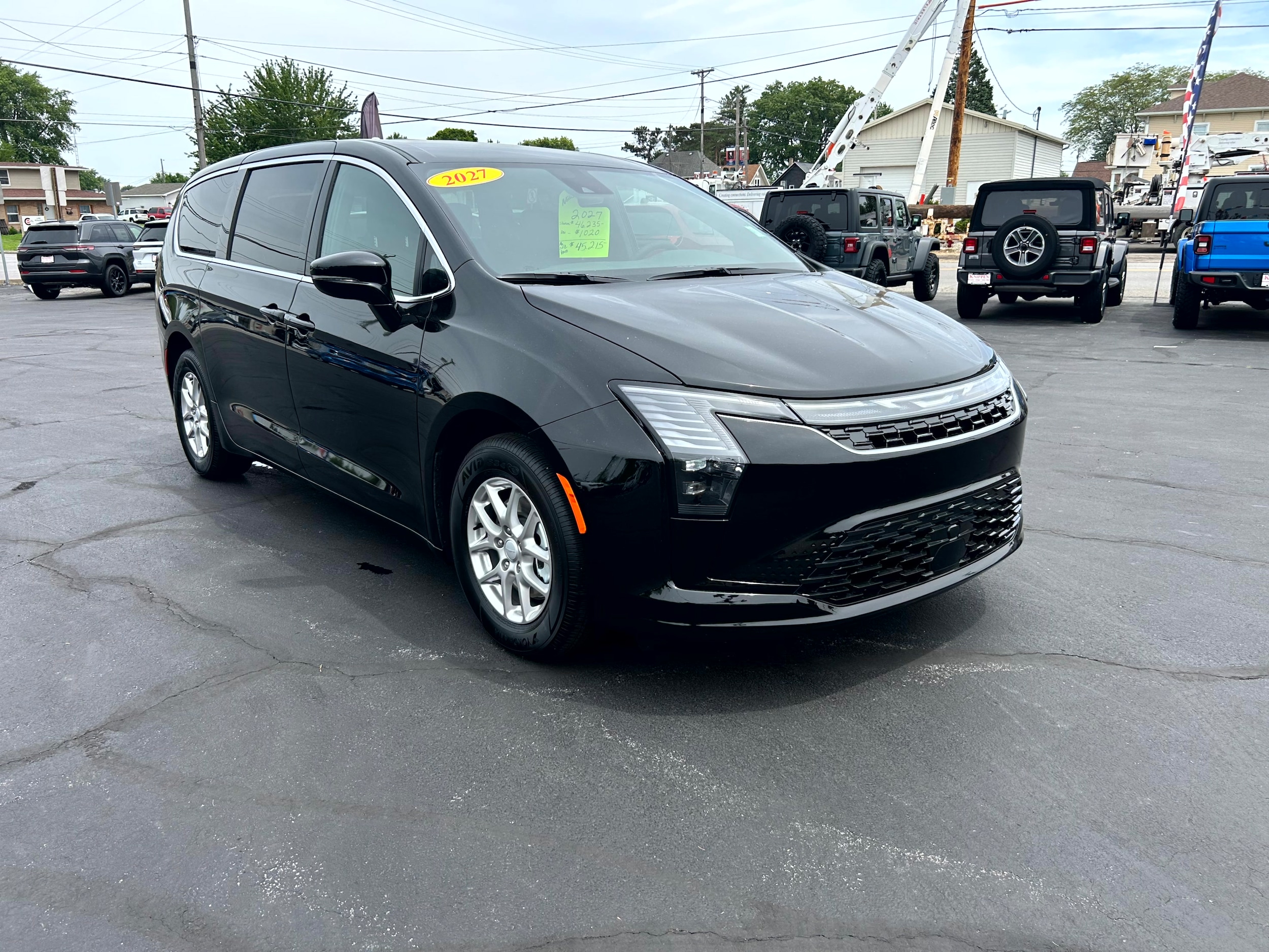 2027 Chrysler Pacifica Select's photo