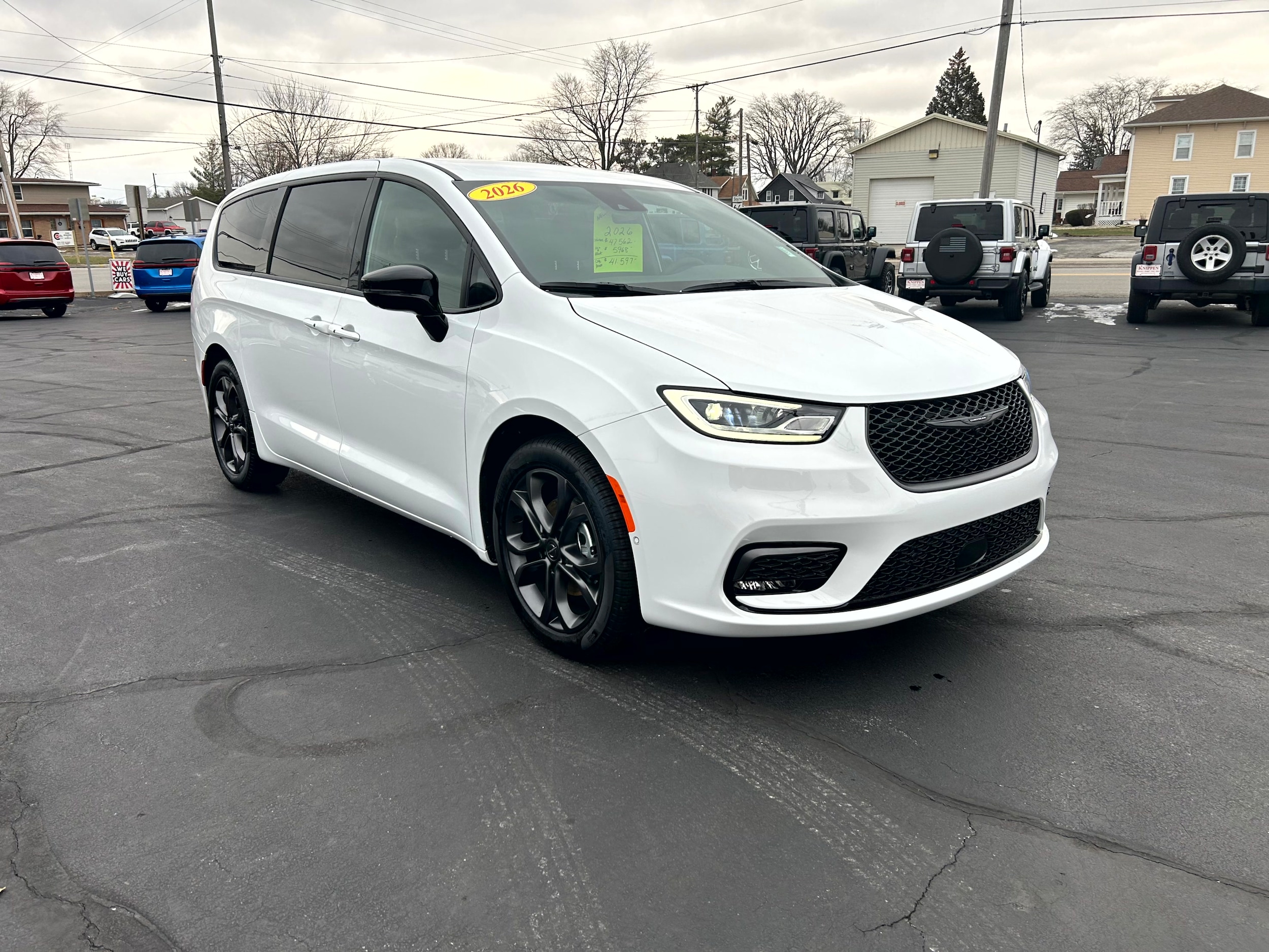 2026 Chrysler Pacifica Select's photo