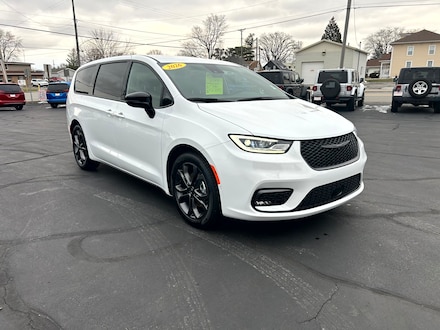 2026 Chrysler Pacifica SELECT Passenger Van