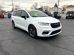 2026 Chrysler Pacifica SELECT Passenger Van