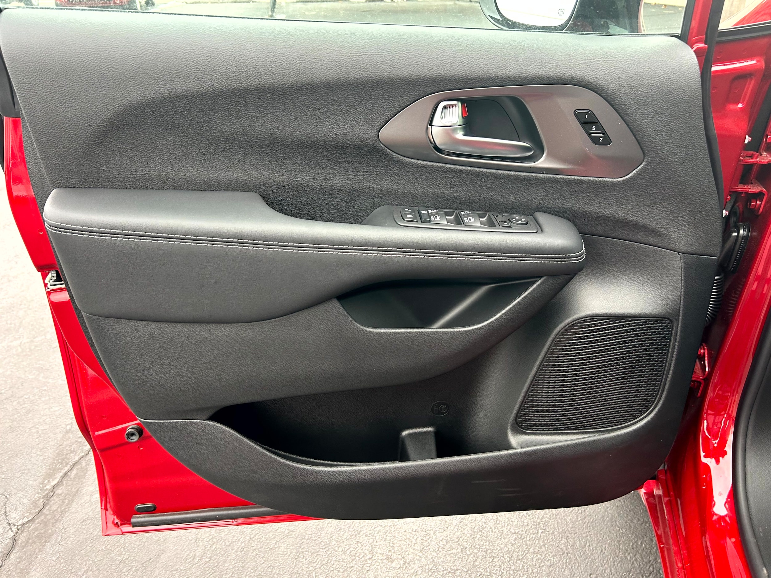 2026 Chrysler Pacifica Select - Photo 11