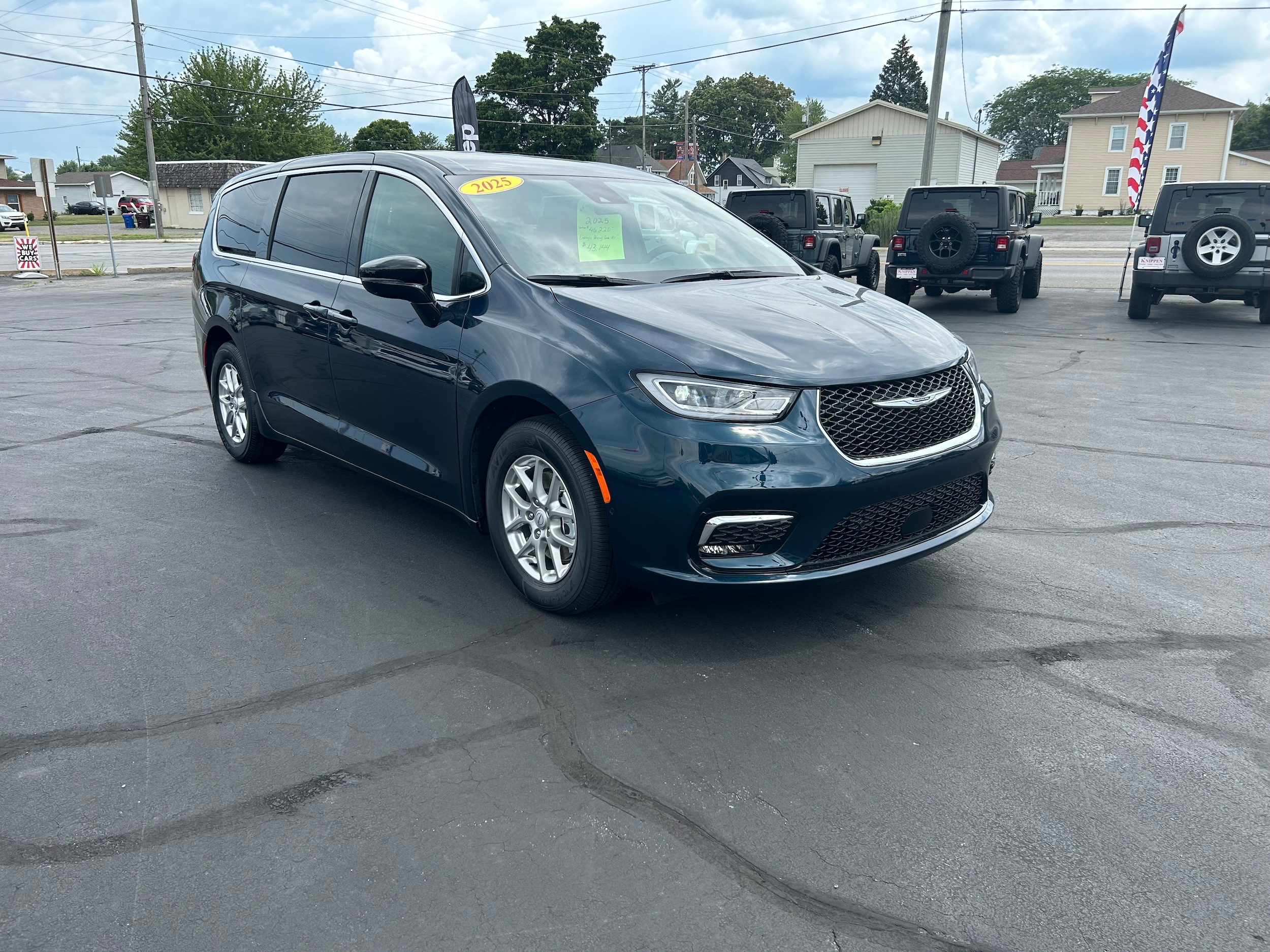2025 Chrysler Pacifica SELECT