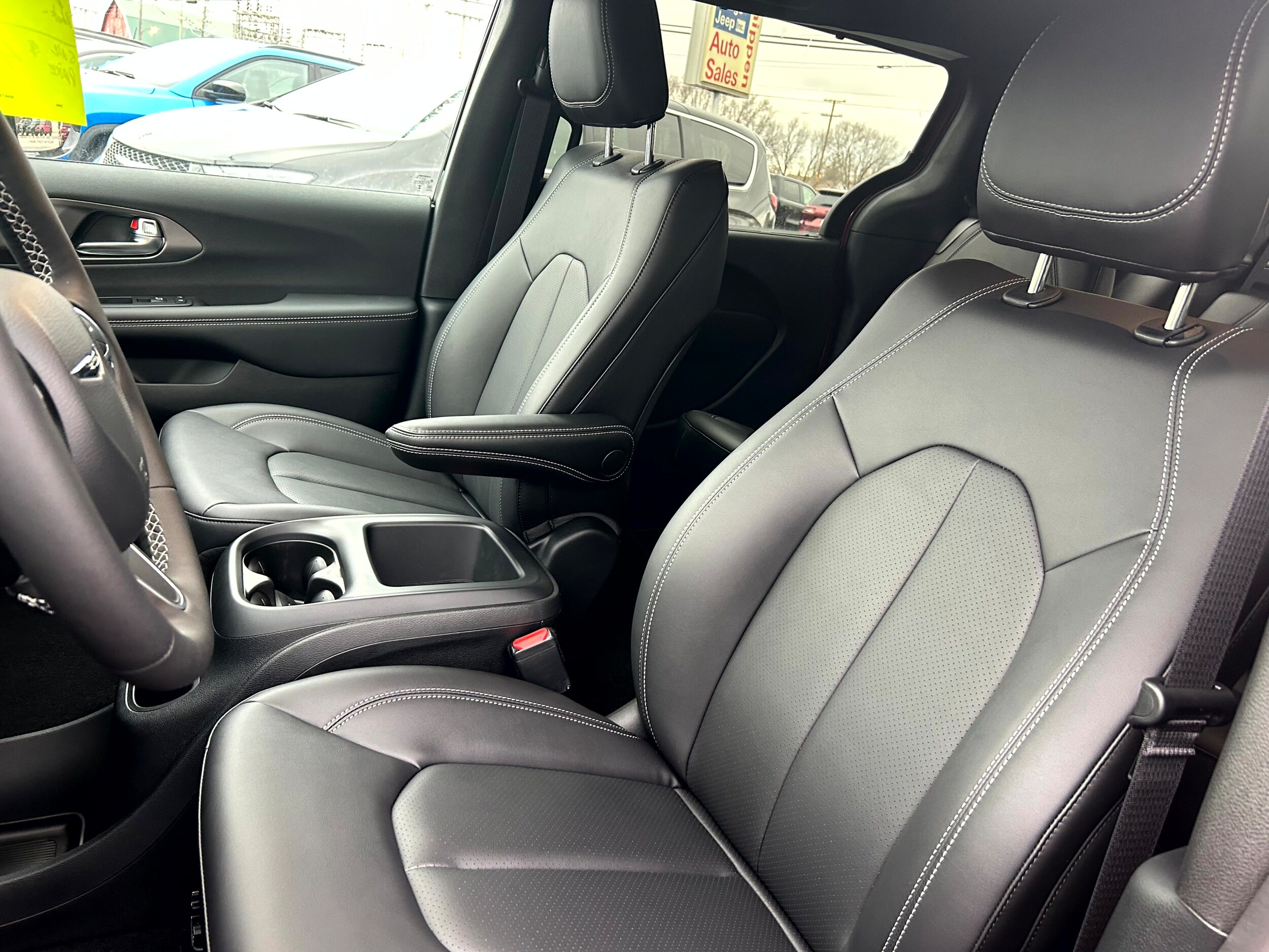 2026 Chrysler Pacifica Select - Photo 12