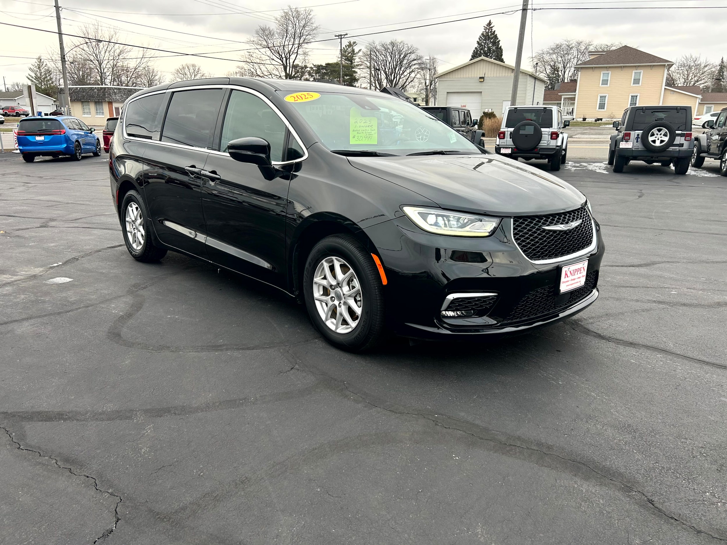 2025 Chrysler Pacifica Select's photo