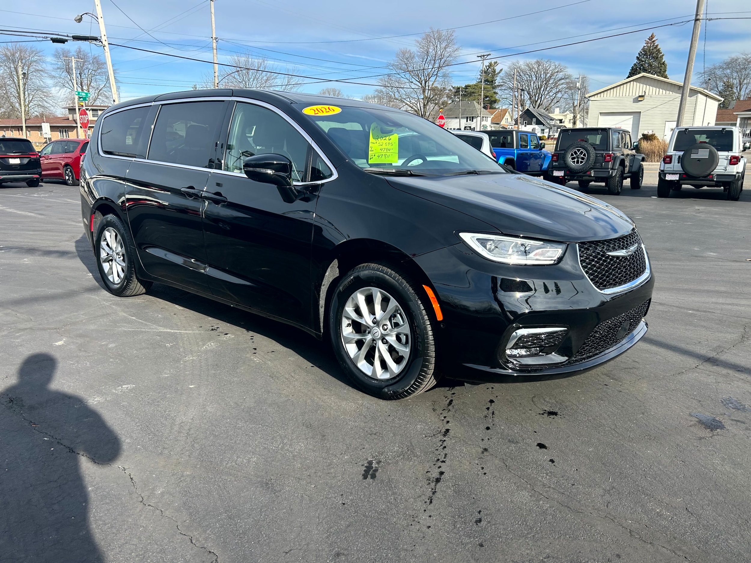 2026 Chrysler Pacifica Limited's photo