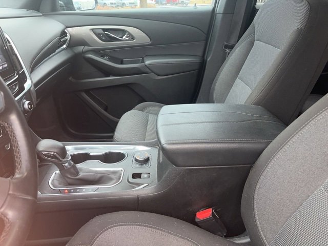 2023 Chevrolet Traverse Cloth photo 2