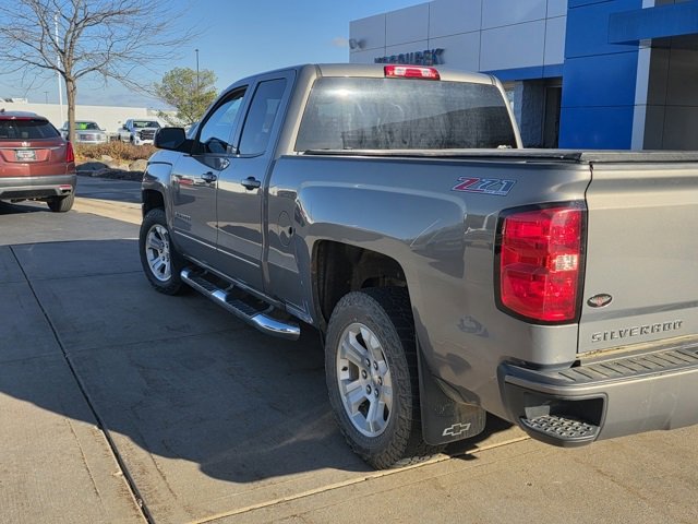 2017 Chevrolet Silverado 1500 LT photo 2