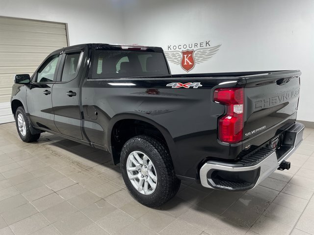 2023 Chevrolet Silverado 1500 LT photo 3