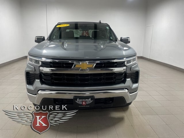 2023 Chevrolet Silverado 1500 LT photo 2