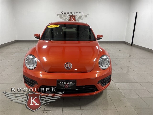 2019 Volkswagen Beetle S photo 2