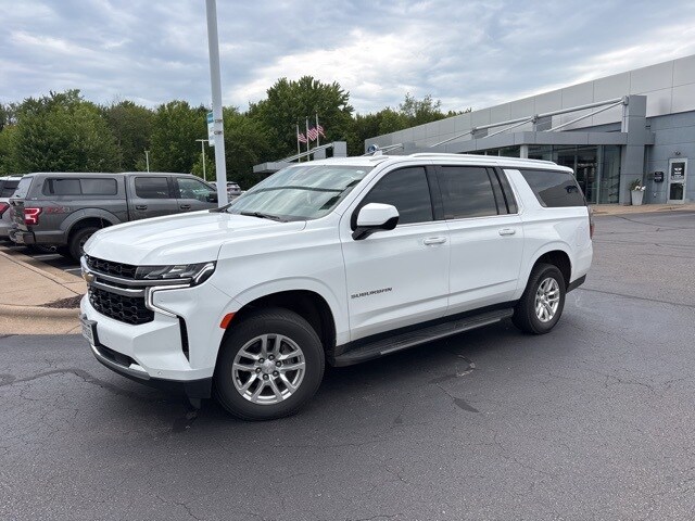 2022 Chevrolet Suburban LS photo 2
