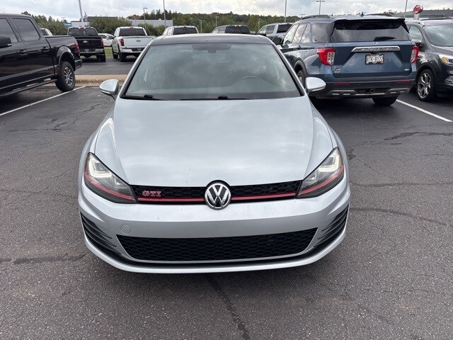 2017 Volkswagen Golf GTI SE photo 2