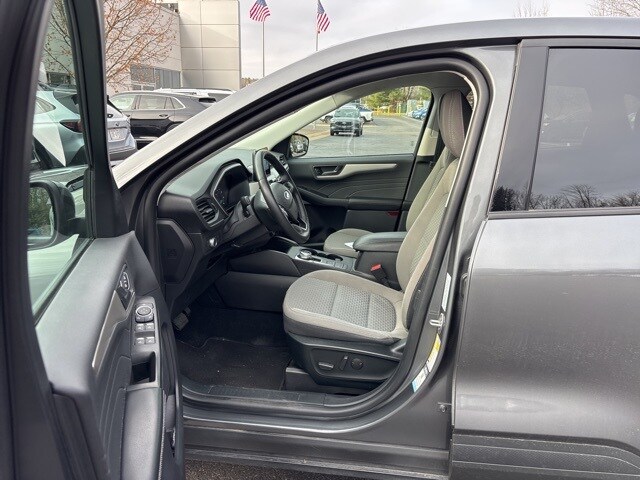 2022 Ford Escape SE photo 2