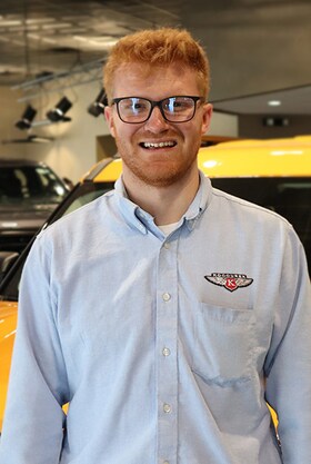 Staff member Dylan from ID_5be598