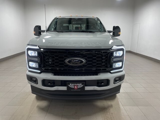 2025 Ford F-350 photo 2